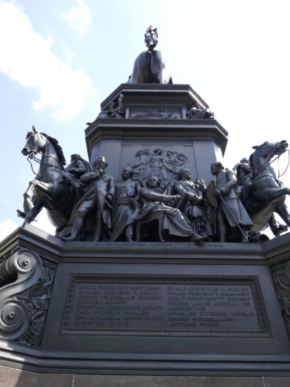 Friedrich 2 Denkmal von hinten