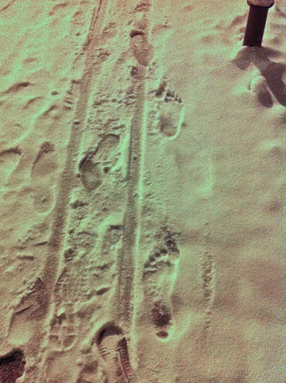 Barfussspuren im Schnee