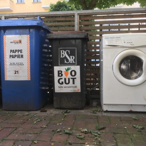 Mülltonnen und Waschmaschine