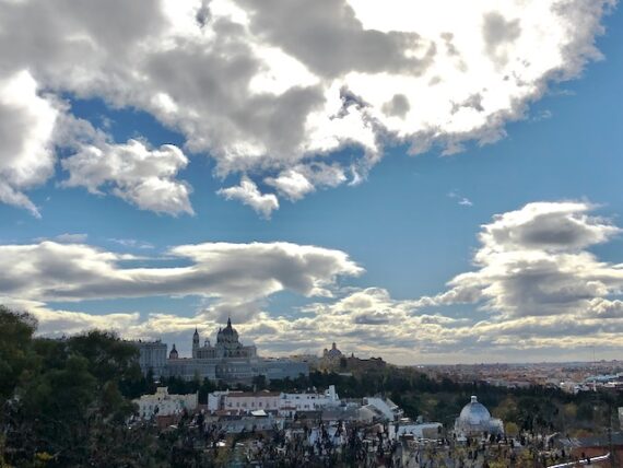 Spanisches Schloss mit Wolken