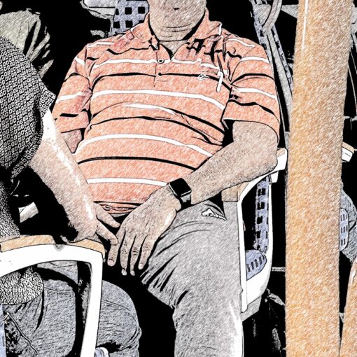 Mann mit medizinischer Maske als Schlafmaske